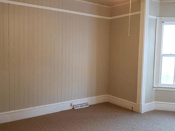 3rd image of 914 8th Ave S #2