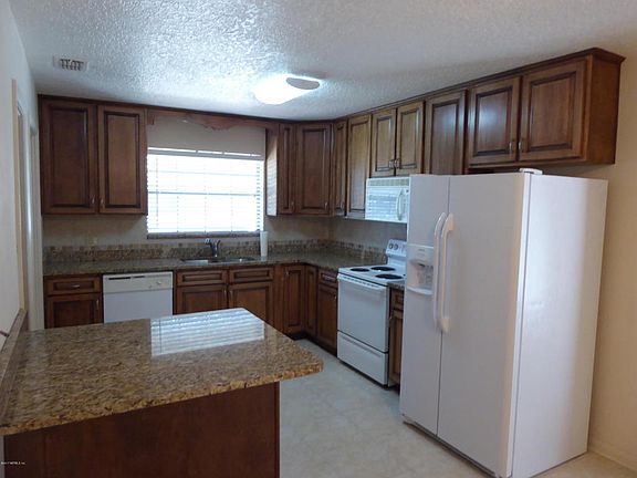 3rd image of 3445 Thornhill Dr