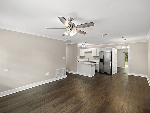 5th image of 200 Spencer Dr