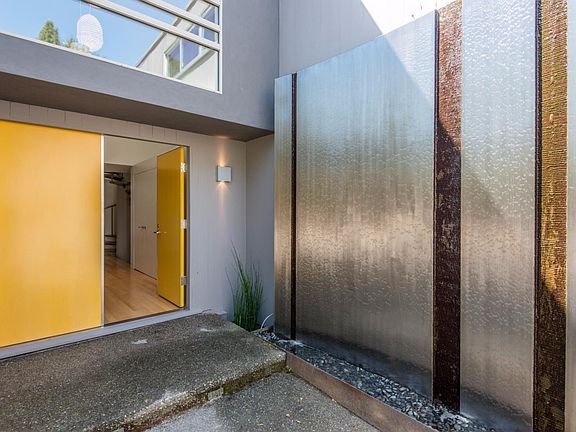 3rd image of 20 Boroughwood Pl