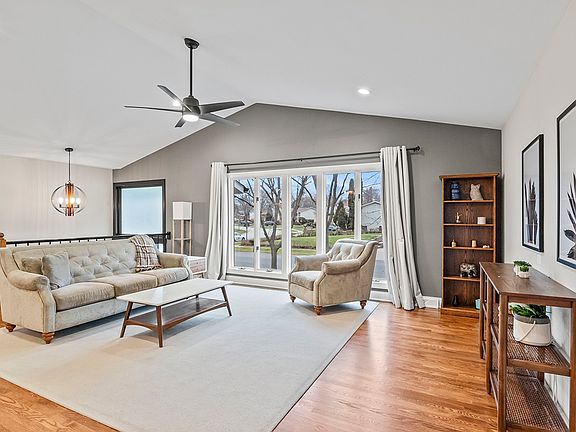 5th image of 303 N Morris Dr