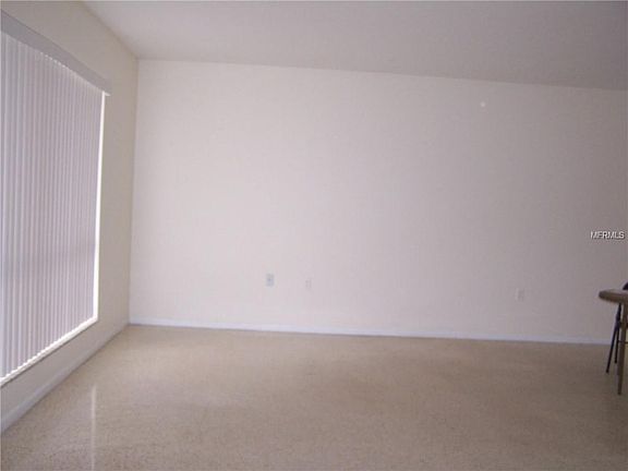 5th image of 713 Thunderbird Ave
