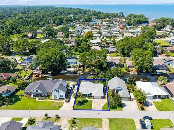 1613 Kalakaua Ct, Gulf Breeze, FL 32563