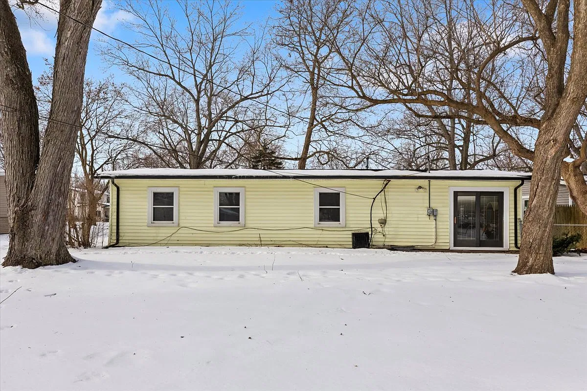 3 bed, 1200 sqft, $2,100 — Photo 4