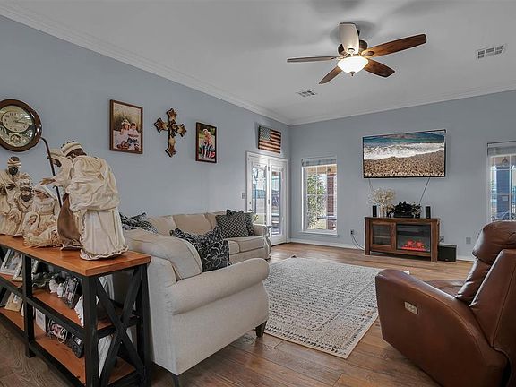 5th image of 606 E 3rd St
