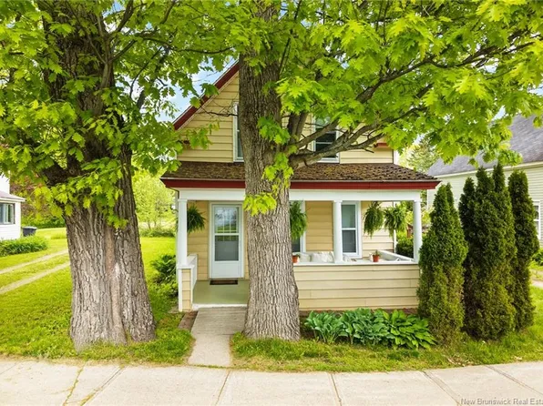 19 Charles Ave, Fredericton, NB E3A 3S3