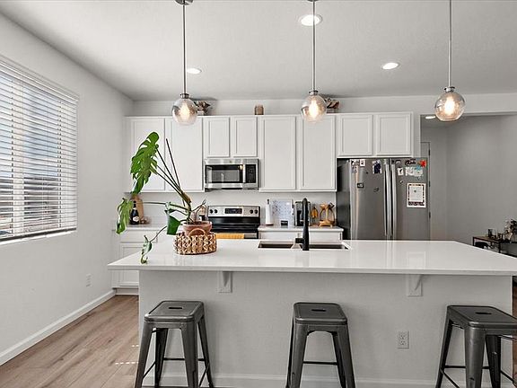 3rd image of 2212 Sunrise Ln
