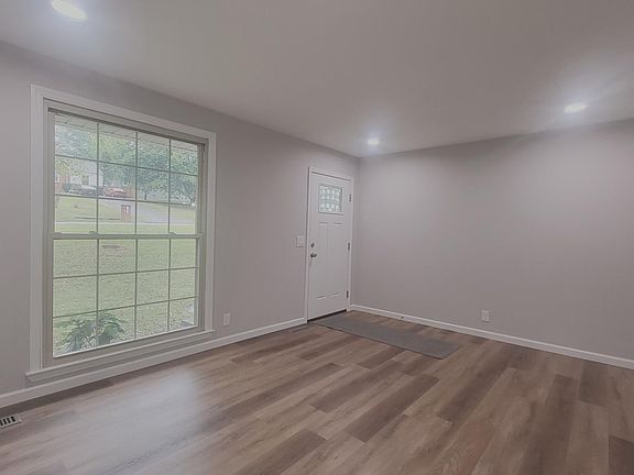 4th image of 910 Rexdale Dr
