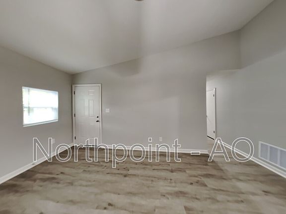 4th image of 2916 Medina Dr