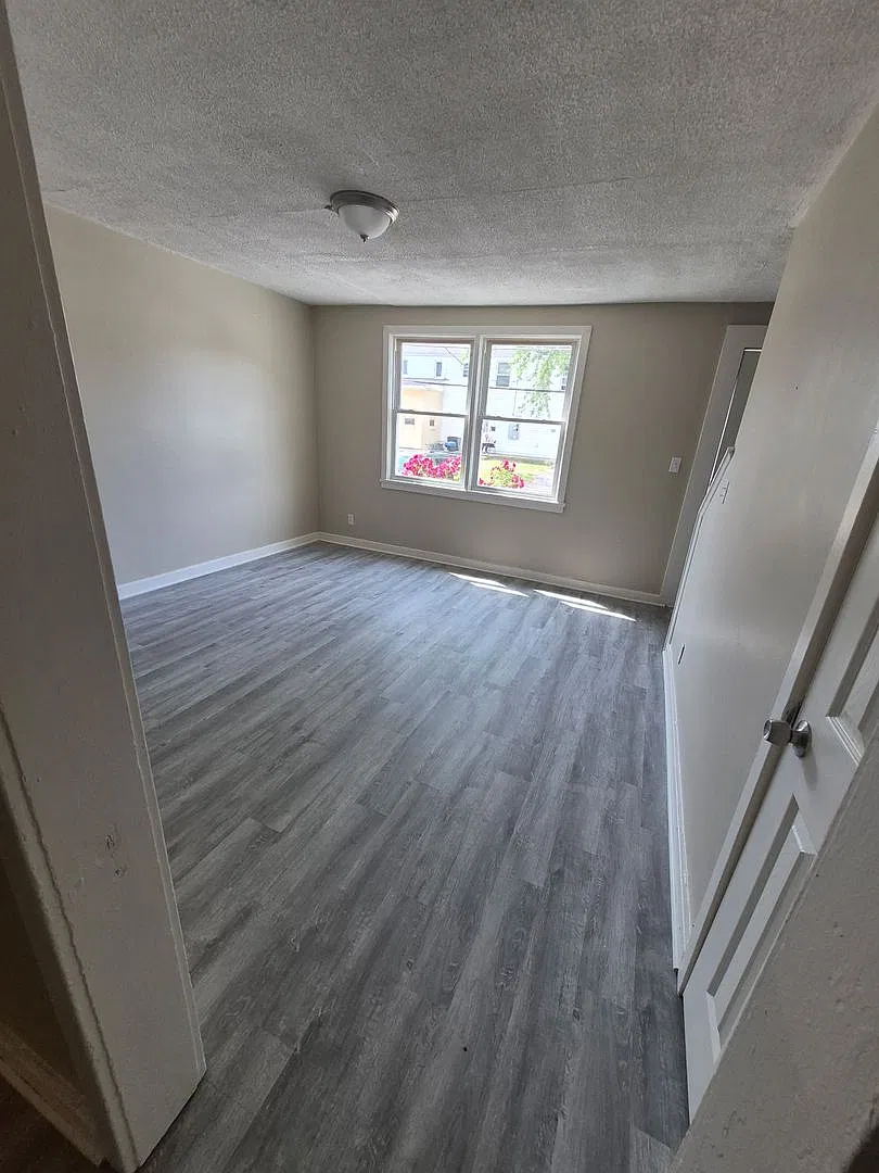 52-58 Dumas Pl — Photo 4