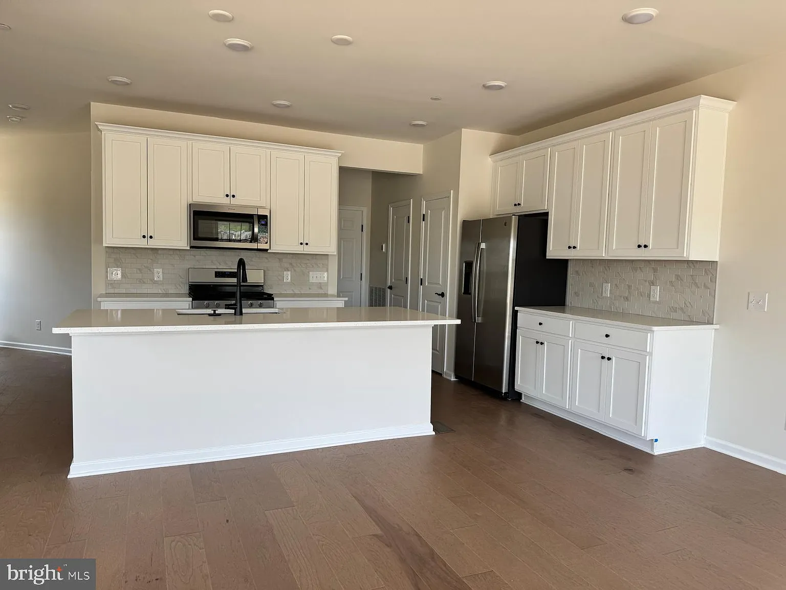 3 bed, 2.5 bath, 1883 sqft, $3,800 — Photo 2