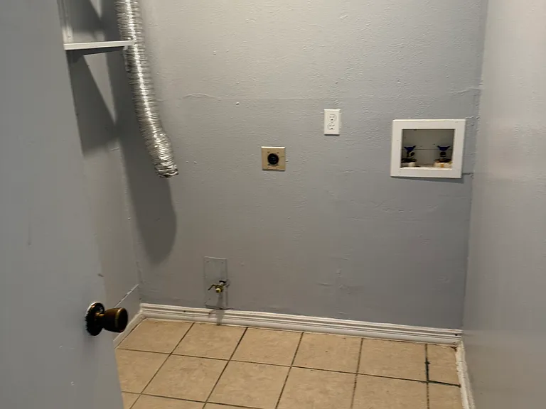 205 W Rochelle Rd — Photo 2
