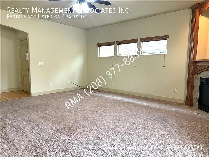 Luxurious 3-Bedroom, 3-Bath Townhouse with Bonus Room — Photo 3