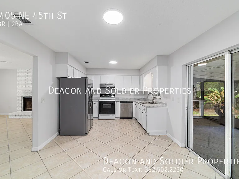 3405 NE 45th St — Photo 7
