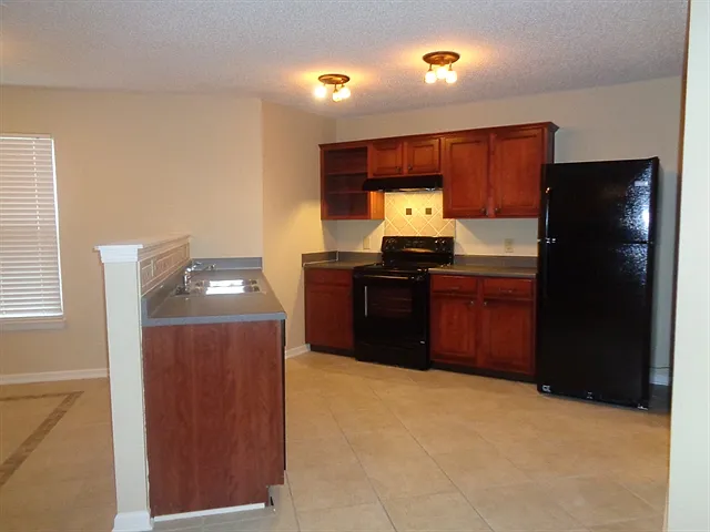 2136 Olympia Dr — Photo 4