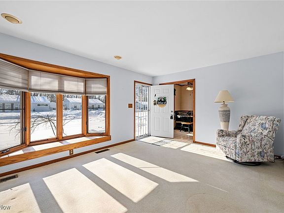 5th image of 246 Kempton Dr