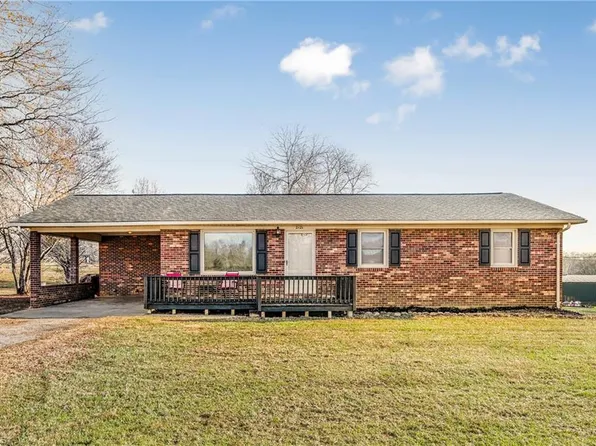 2121 Ray Ln, Yadkinville, NC 27055