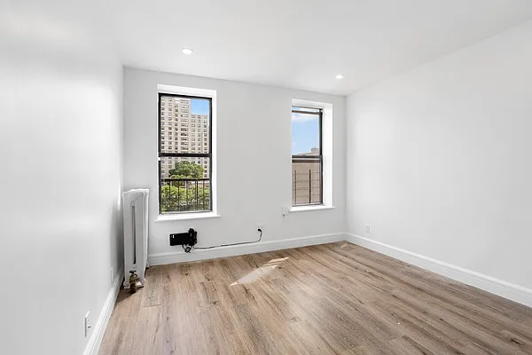 Rented by Safdie Realty Group | media 7