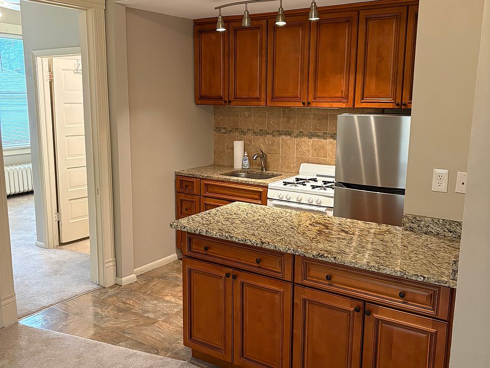 2nd image of 142 Emerald St SE APT 1R