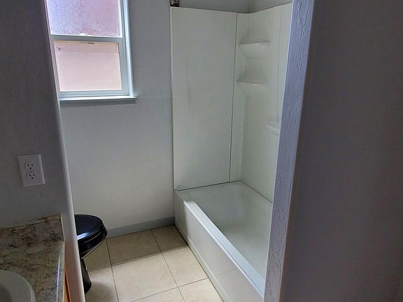 Master bath 7' 2" x 9' 9"