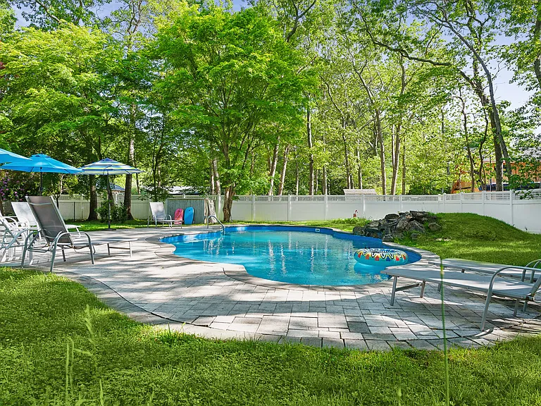 230 Norfolk Dr — Photo 32