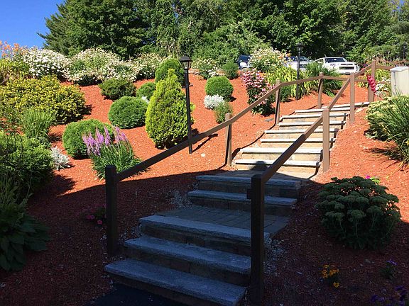 Front - nicely landscaped