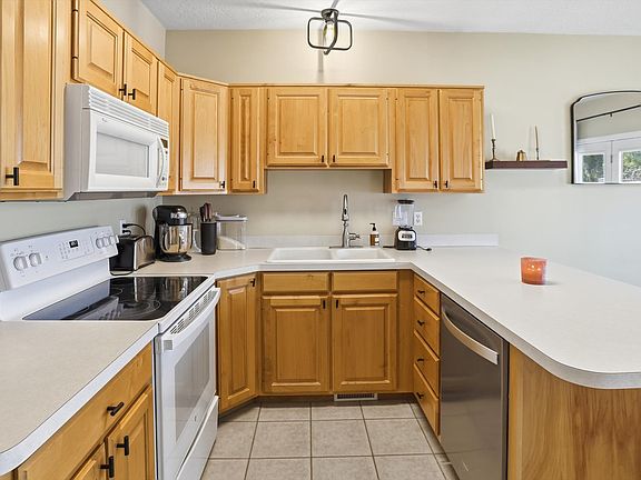 5th image of 623 E Clearwater Dr #15