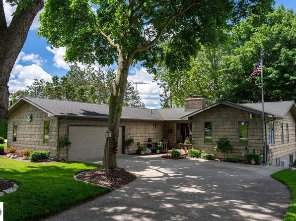 1056 Clubhouse Dr, Weidman, MI 48893