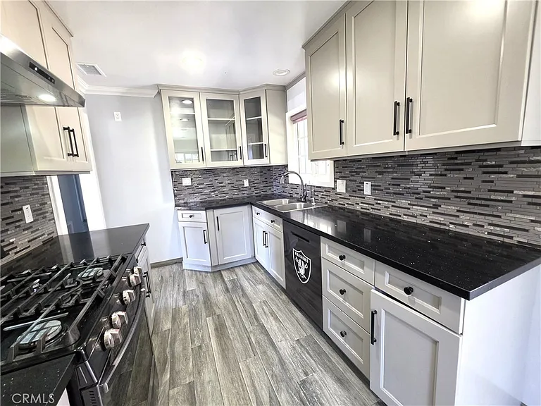 221 E Maple St — Photo 5