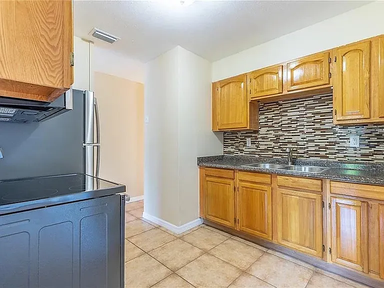 3 bed, 1226 sqft, $1,947 — Photo 2