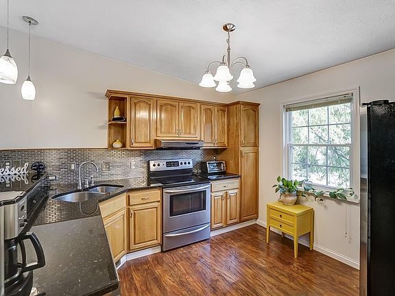 4th image of 1111 Tillicum Dr