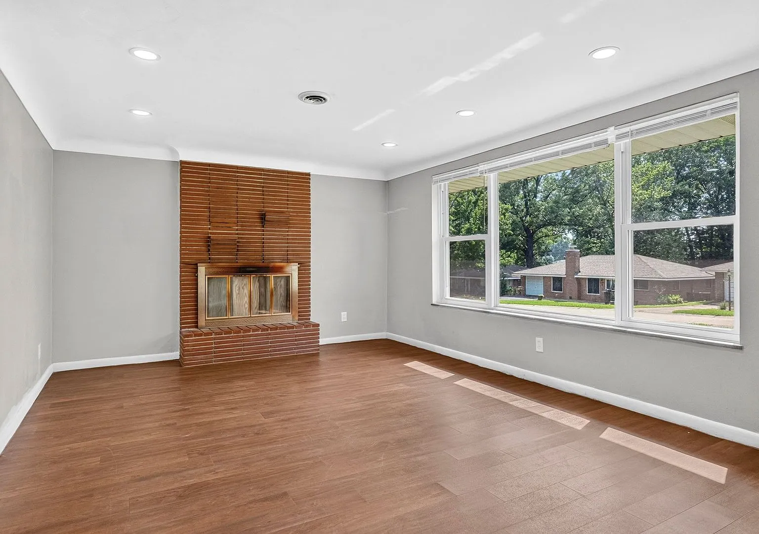3 bed, 1.5 bath, 1564 sqft, $1,320 — Photo 2