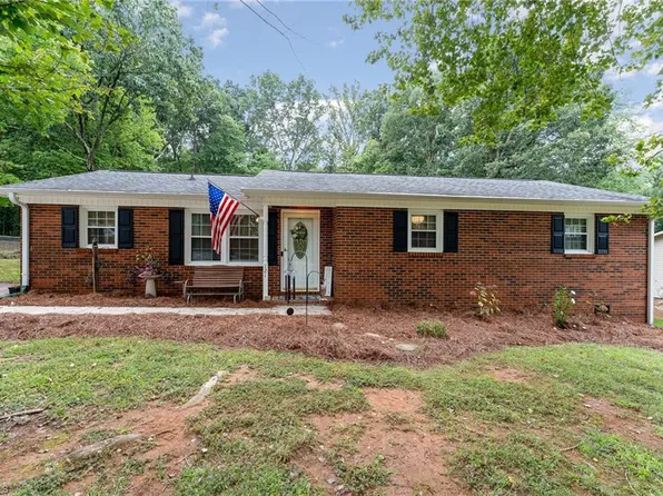121 Worthingway Ct, King, NC 27021