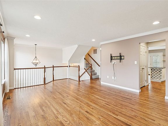 3rd image of 146 Aidan Ct
