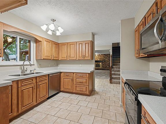 3rd image of 2980 Meadow Park Dr