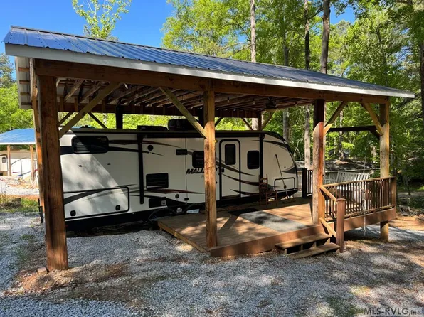 123 Mohawk Trl, Bracey, VA 23919