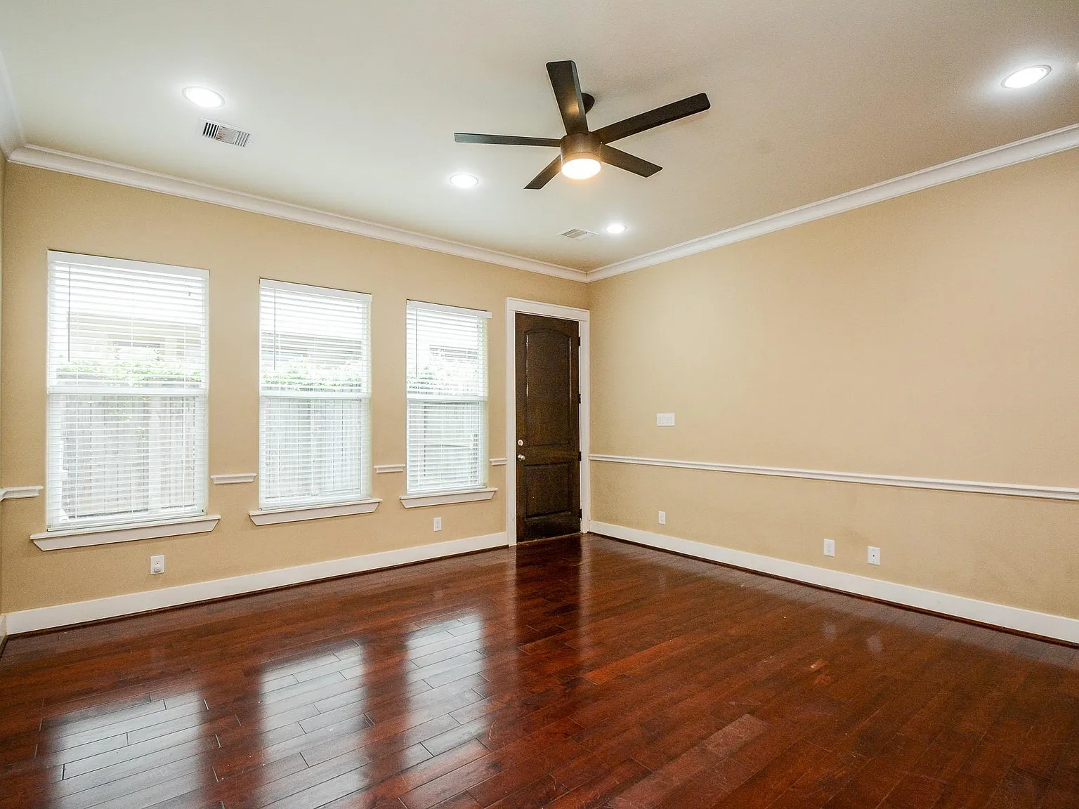3 bed, 2.5 bath, 2141 sqft, $3,300 — Photo 4