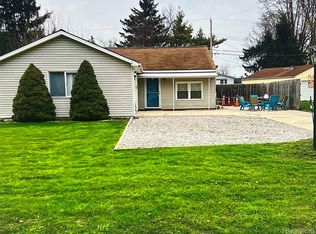 1405 Denver Ave, Waterford, MI 48328