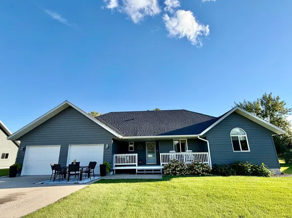 1012 6th St SE, Roseau, MN 56751