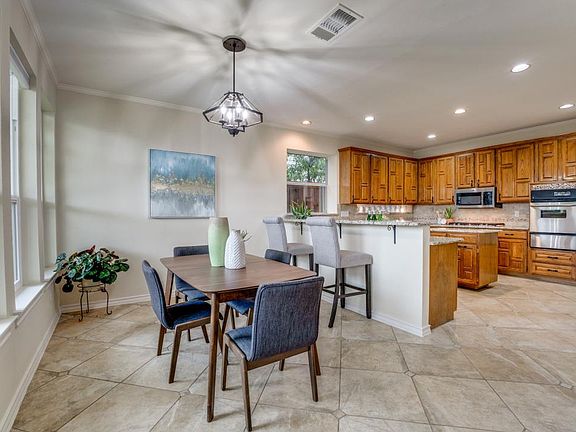 Breakfast Area and Breakfast Bar