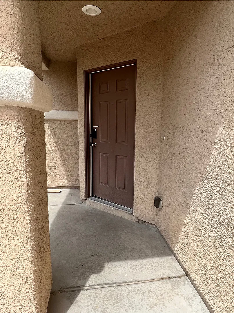 Wonderfully refreshed 3 bedroom home featuring fresh paint and new flooring throughout. Upgraded ... — Photo 3
