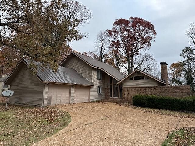 1st image of 415 Bluff View Dr