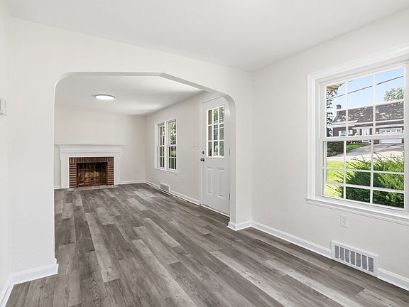 5th image of 165 Meadowbrook Dr