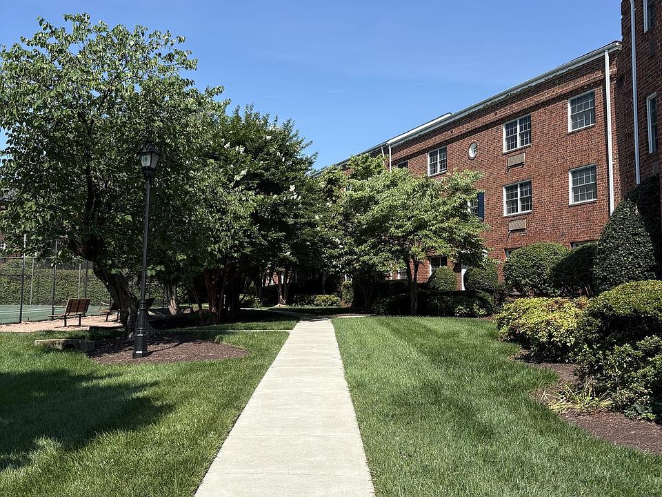 1st image of 1630 W Abingdon Dr APT 301