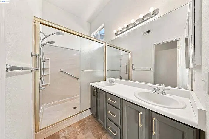 3 bed, 1315 sqft, $2,000 — Photo 3