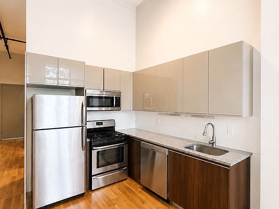 3rd image of 41 Kosciuszko St APT 105