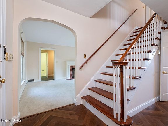 5th image of 2364 Ashwood Dr