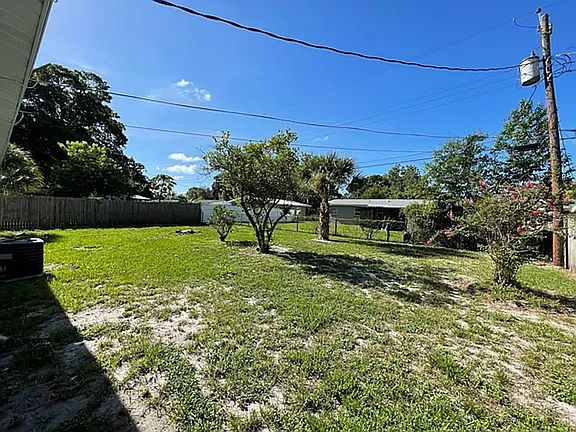 3rd image of 1621 Tangerine St