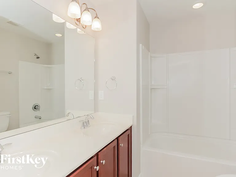 1057 McLaren Dr — Photo 14