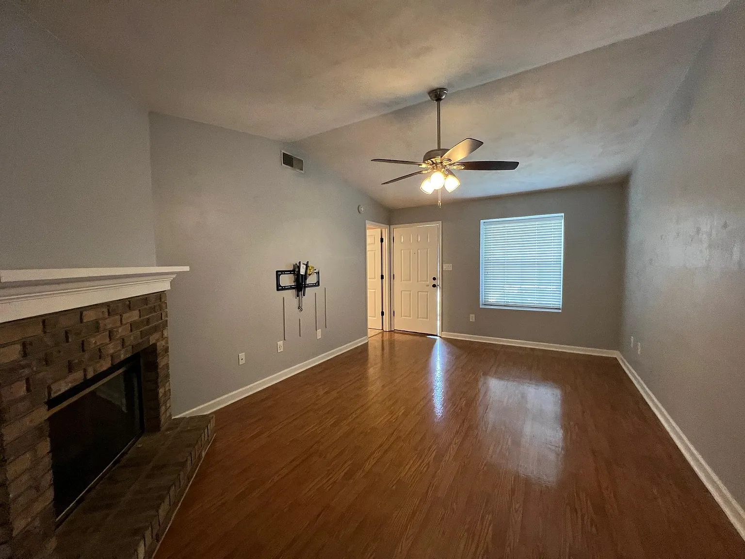 2 bed, 984 sqft, $1,600 — Photo 2